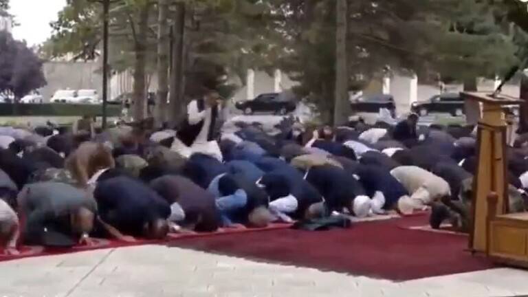 لحظة سقوط قذائف قرب القصر الرئاسي بكابل خلال صلاة عيد الأضحى