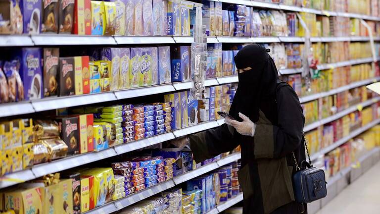 السعودية تحظر دخول المنشآت العامة والخاصة لغير المحصنين ضدّ كورونا