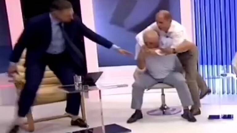 عراك عنيف بين مسؤولين على الهواء مباشرة يؤدي إلى الإغماء