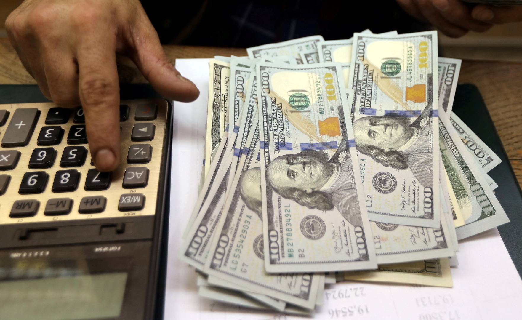 كيف افتتح سعر الصرف الدولار صباحاً؟