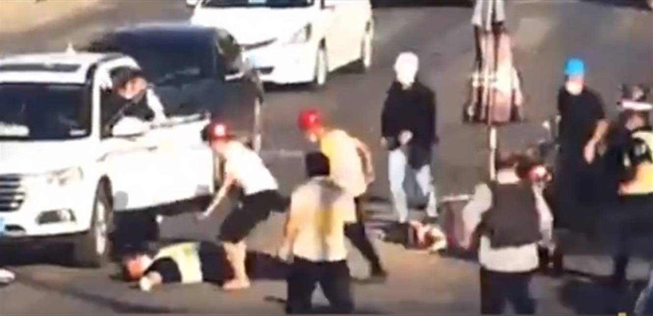 الحرارة وصلت إلى 55.. شرطى يفقد وعيه أثناء أداء عمله ويسقط وسط الشارع! (فيديو)