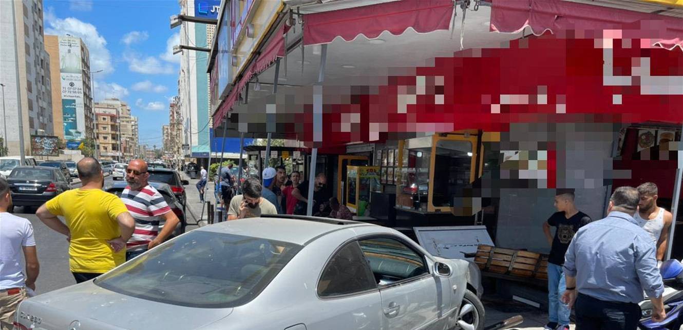 جريح بحادث اقتحام سيارة مطعما في صيدا