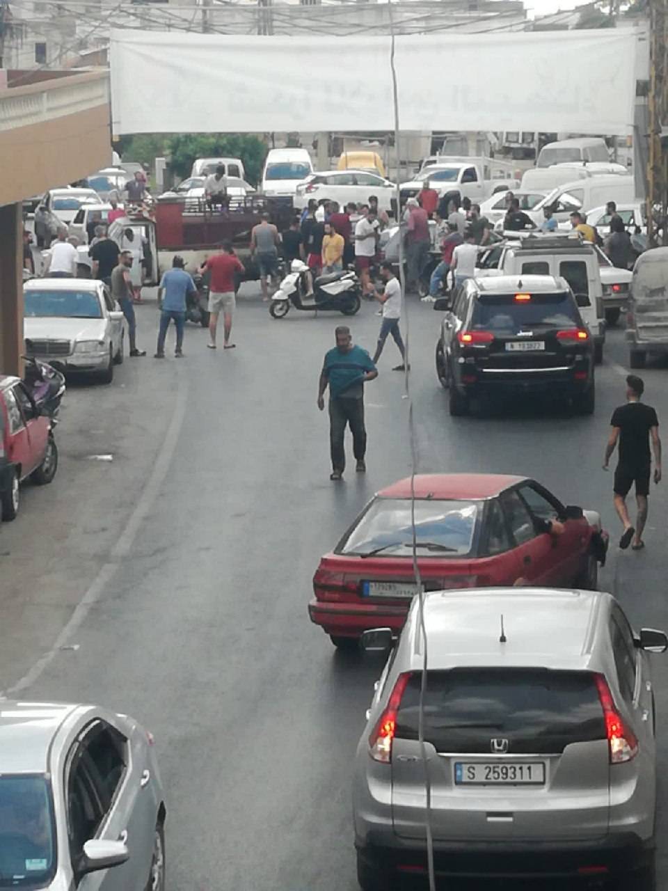 صاحب مولّد يقطع الطريق احتجاجا على نفاد المازوت