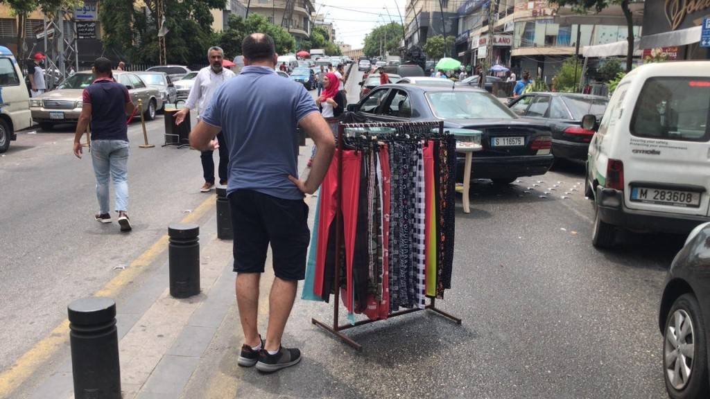 تجار يقطعون الطريق ببضائعهم… و السبب…