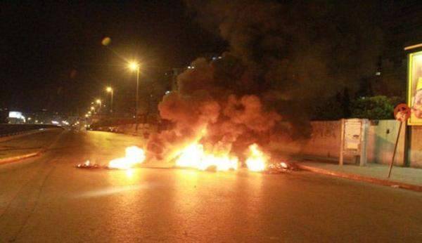 قطع اوتوستراد صيدا البحري احتجاجا على انقطاع الكهرباء