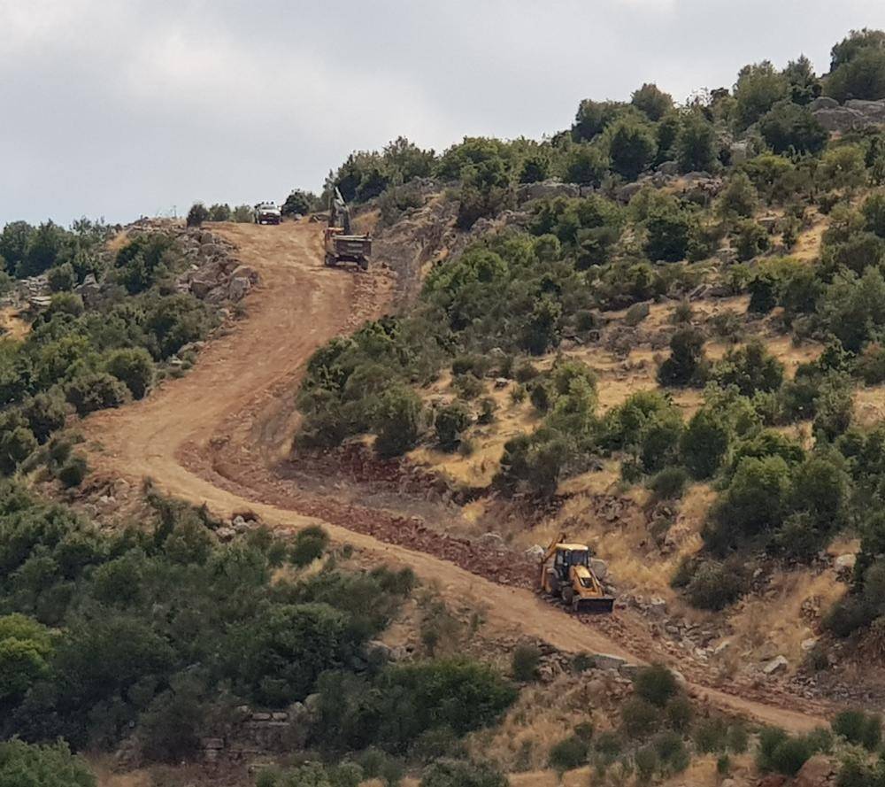 العدو يطلق النار في الهواء على شبان يلتقطون الصور على الحدود