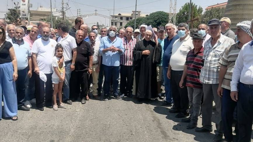 وقفة إحتجاجية والسبب... تعرض أبناء البلدة لسطو مسلح