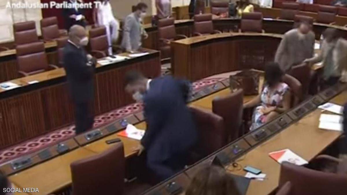 فيديو.. فأر ضخم يثير هلعا كبيرا خلال جلسة برلمان