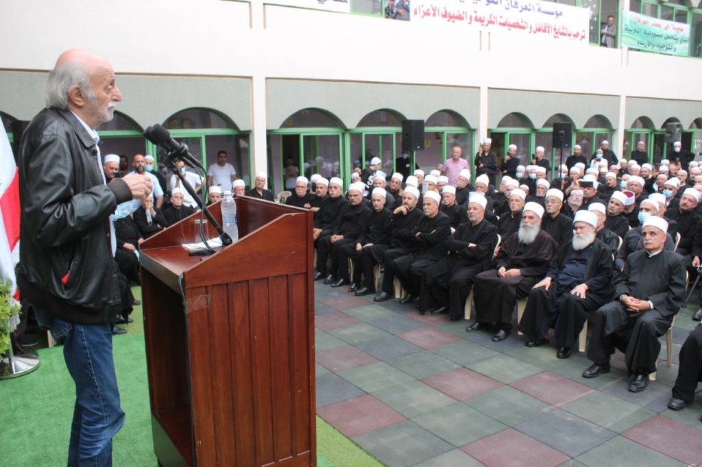 جنبلاط زار مؤسسة العرفان: المرحلة دقيقة وستكون أصعب