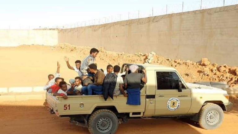 ليبيا.. القبض على مهاجرين غير شرعيين بعد فرارهم من المهربين