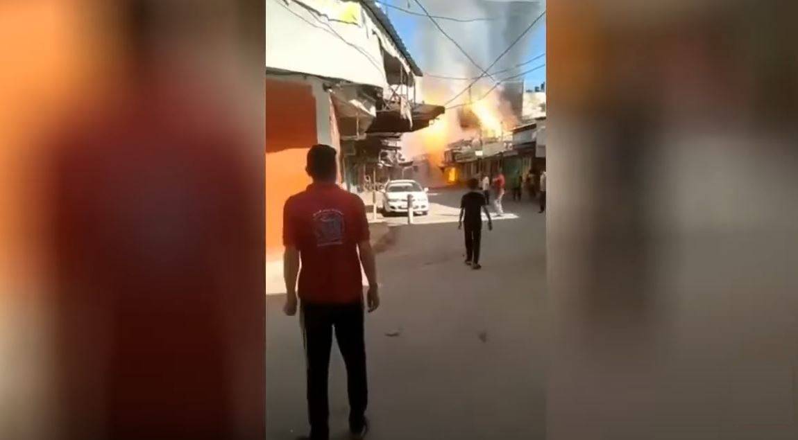 لحظة وقوع انفجار ضخم في أحد أسواق غزة