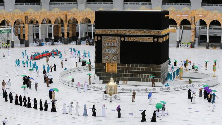 الحرم المكي يستقبل أول فوج من المعتمرين بعد انتهاء مناسك الحج هذا العام