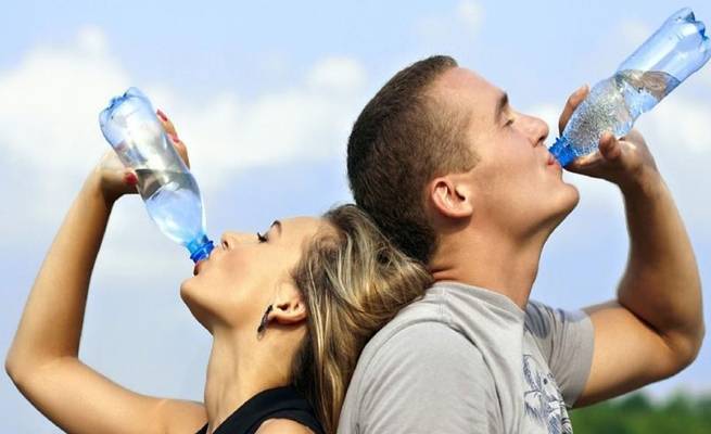 ماذا يحصل في الجسم عند شرب كمية قليلة من الماء في الجو الحار؟