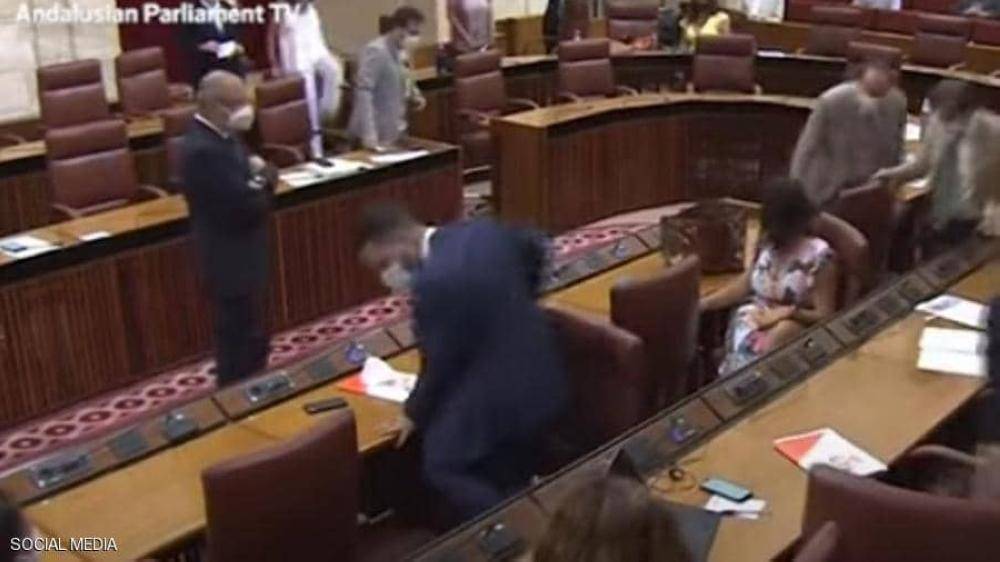 شاهد.. فأر يثير هلعا خلال جلسة برلمان