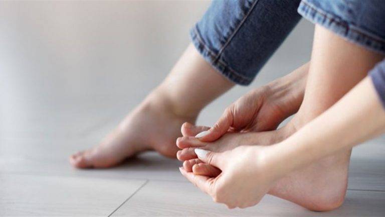 إحذروا.. علامة في أصابع القدم تدل على ارتفاع الكولسترول