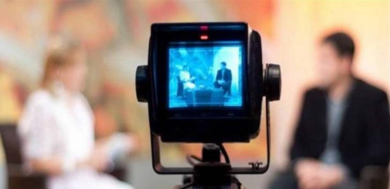 إصابة إعلامي لبناني وزوجته وابنتيه بكورونا بعد فترة من تلقي اللقاح.. ماذا حصل معهم؟