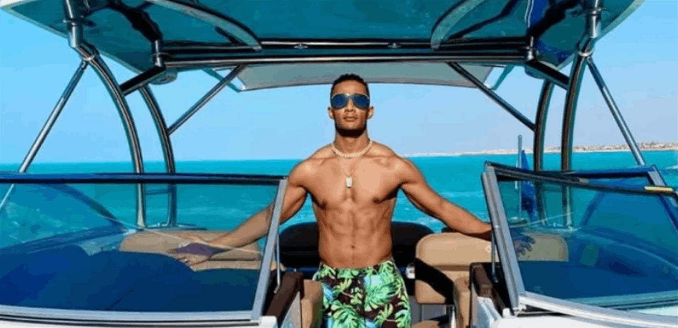 مُجدداً محمد رمضان "يستعرض" خلال عطلته على البحر.. شاهدوا ماذا فعل (فيديو)