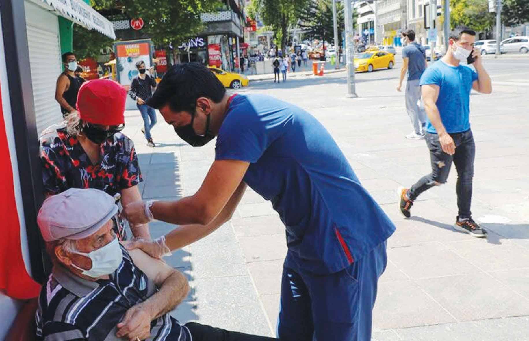 توقع عودة الحياة لطبيعتها عام 2022-2023
فرنسا : مُتحوّرة جديدة لكورونا هذا العام