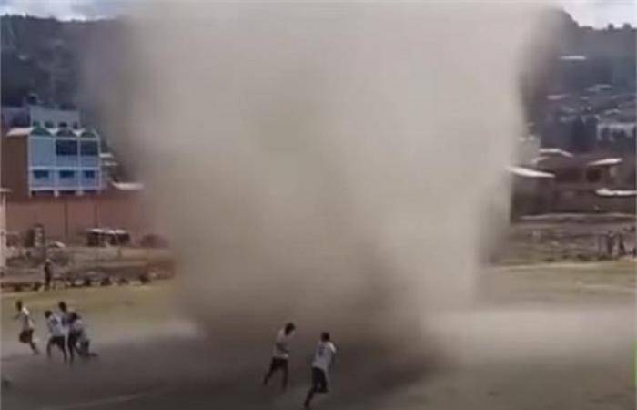دوامة ترابية عنيفة تداهم فجأة مباراة كرة قدم.. شاهد ماذا فعل اللاعبون