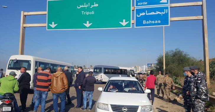 السائقون العموميون قطعوا مسلكي أوتوستراد طرابلس - بيروت