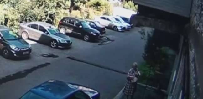 امرأة تنقذ طفلا من موت محتم لحظة سقوطه من نافذة  أحد المباني