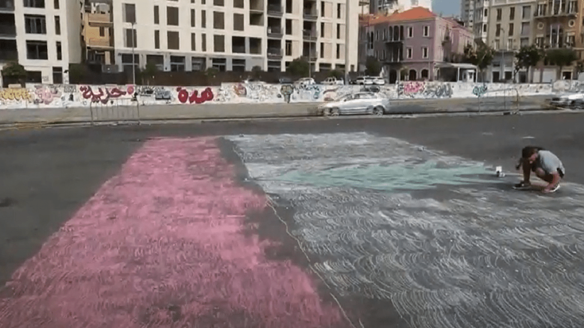 جيوفاني باسيل يرسم أكبر علم لبناني بالطبشور