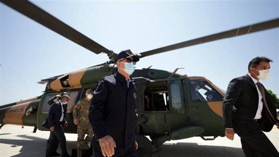 هبوط اضطراري لطائرة تقل وزير الدفاع التركي وقادة عسكريين... والسبب طائر
