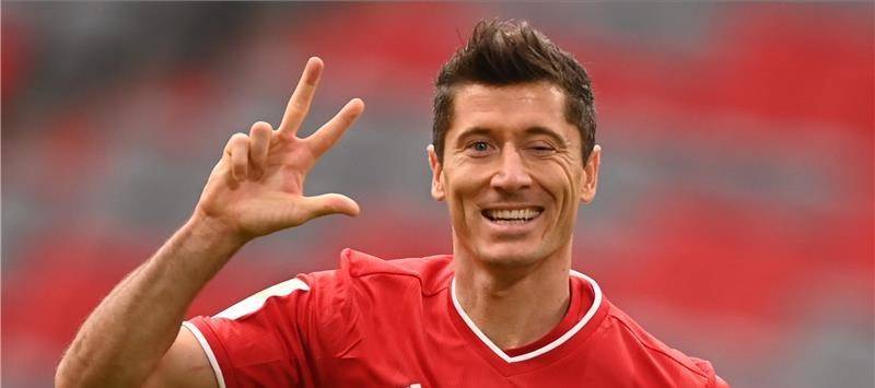 ليفاندوفسكي يحصد جائزة لاعب العام في ألمانيا