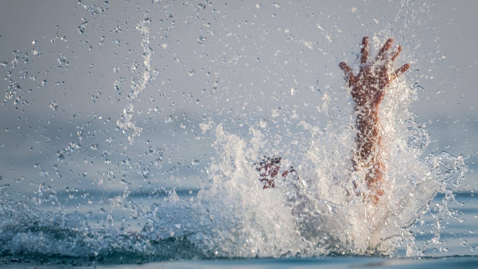 إنقاذ 3 أشخاص تعرضا للغرق قبالة شاطىء العقيبة