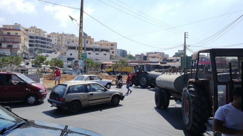 أصحاب صهاريج المياه قطعوا مستديرة حاروف