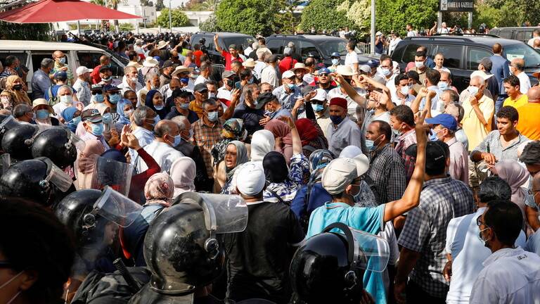 مناوشات بين أنصار الرئيس التونسي وأنصار حركة "النهضة" أمام مبنى البرلمان