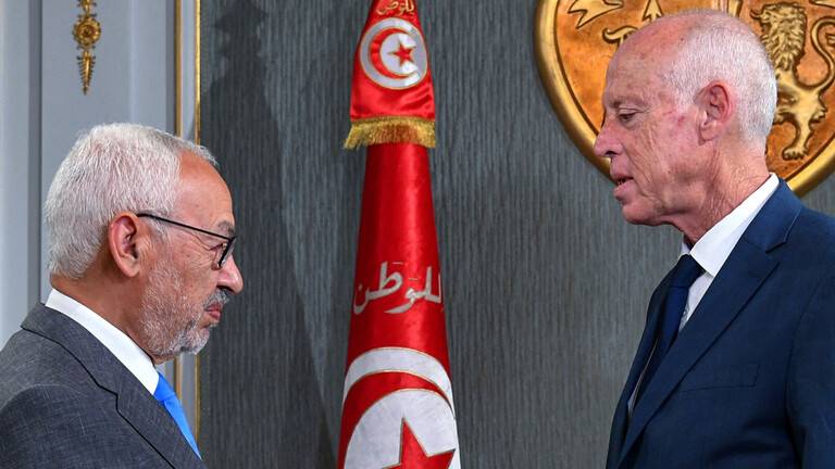حفتر يصف ما يجري في تونس بالانتفاضة والمشري بالانقلاب!