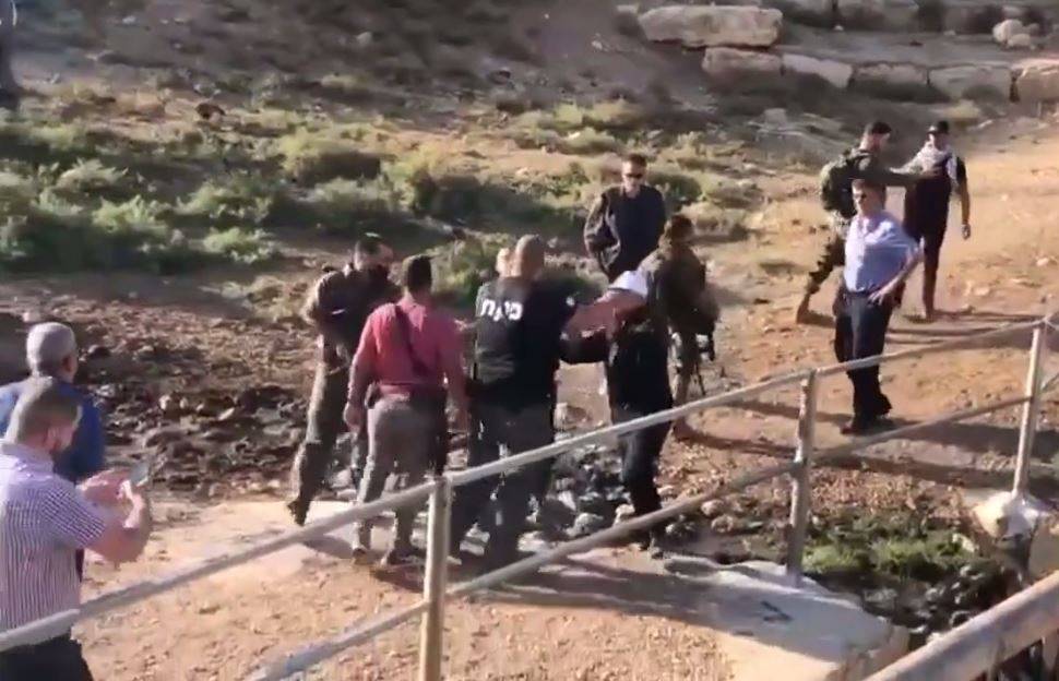 اعتقالات خلال قمع وقفة لنشطاء ضدّ الاستيطان الإسرائيلي في الضفة الغربية