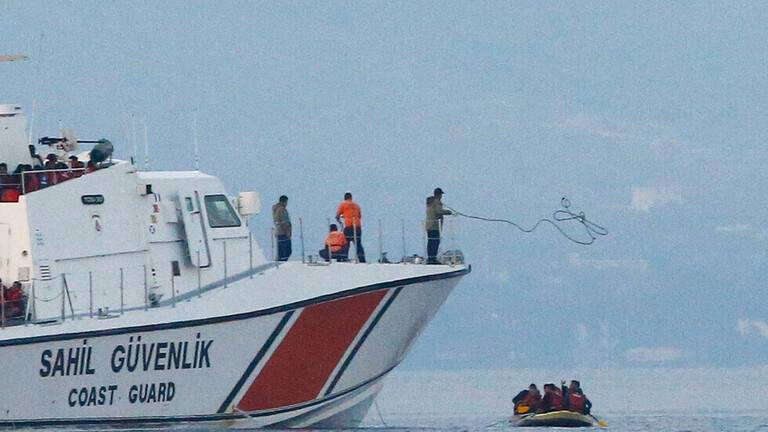 خفر السواحل التركي يحتجز أكثر من 200 مهاجر أغلبهم أفغان كانوا في طريقهم لإيطاليا