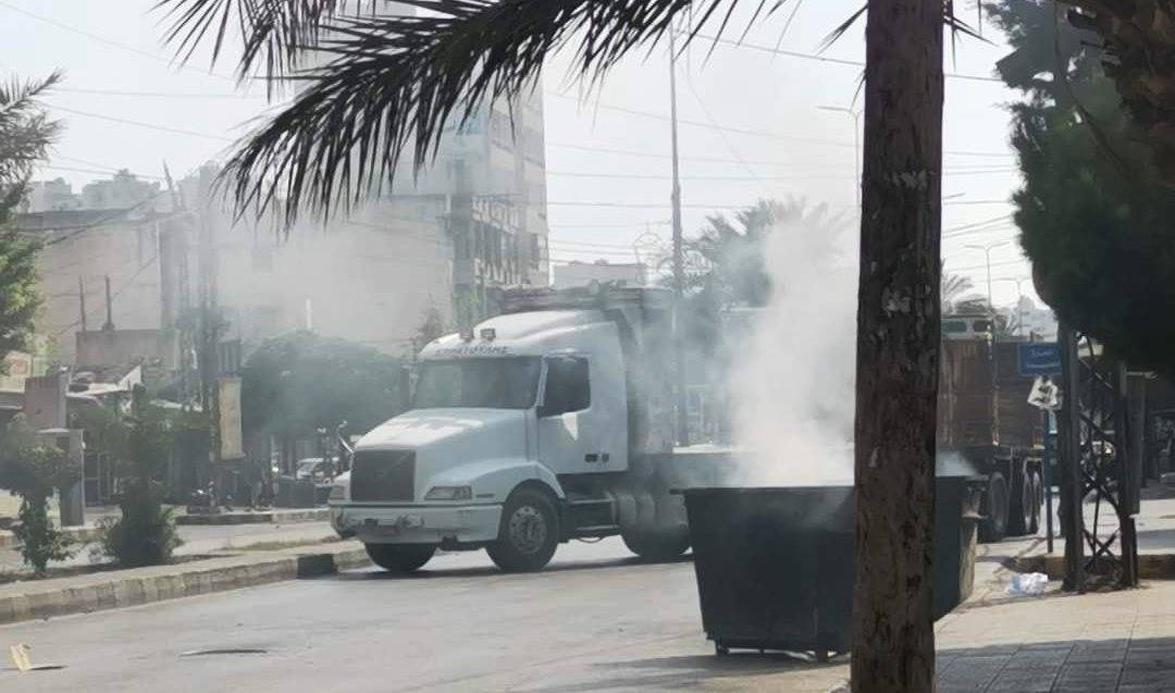 محتجون قطعوا طريق البداوي الدولي بالشاحنات والسيارات