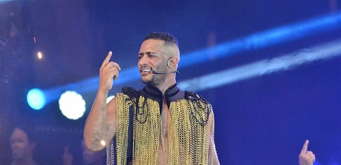 محمد رمضان يثير الجدل بحركاته مجدداً.. وهكذا جلس داخل طائرته(فيديو)