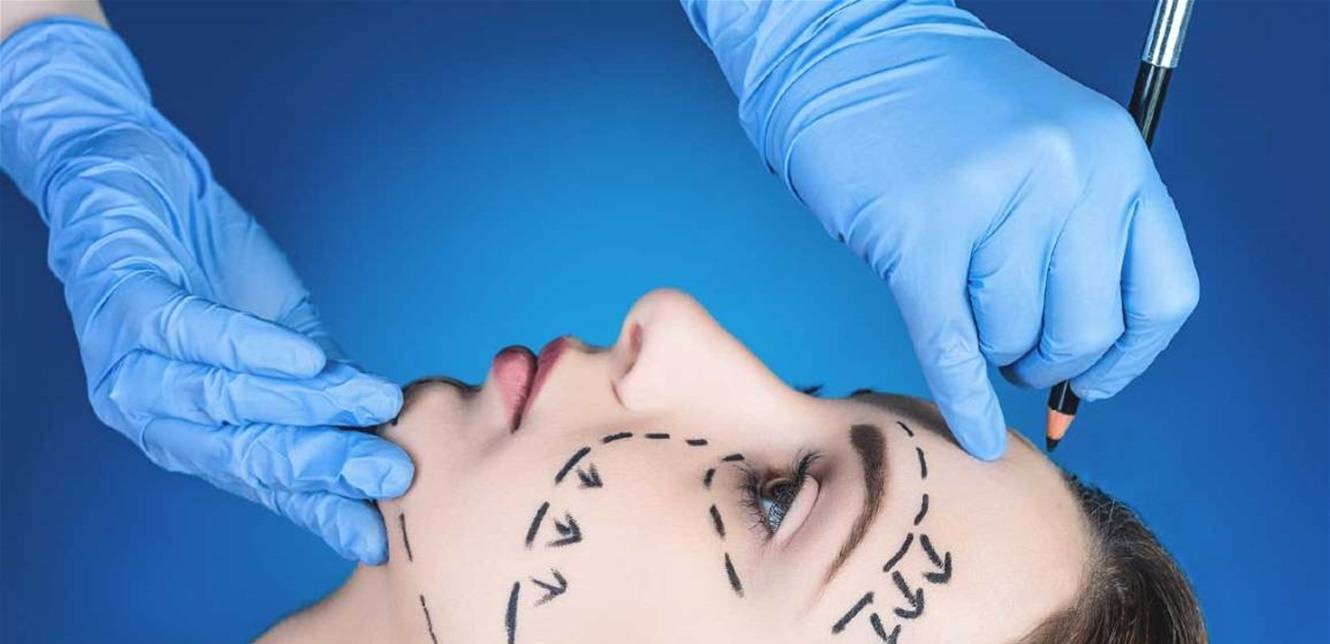 جراح تجميلي شهير يتعاون مع زوجة لاعب كرة قدم بقبضة الأمن.. وهذه التفاصيل