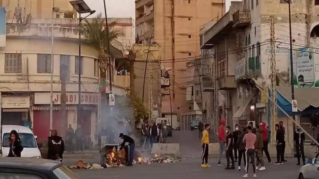محتجون قطعوا الطريق عند البوابة الفوقا في صيدا