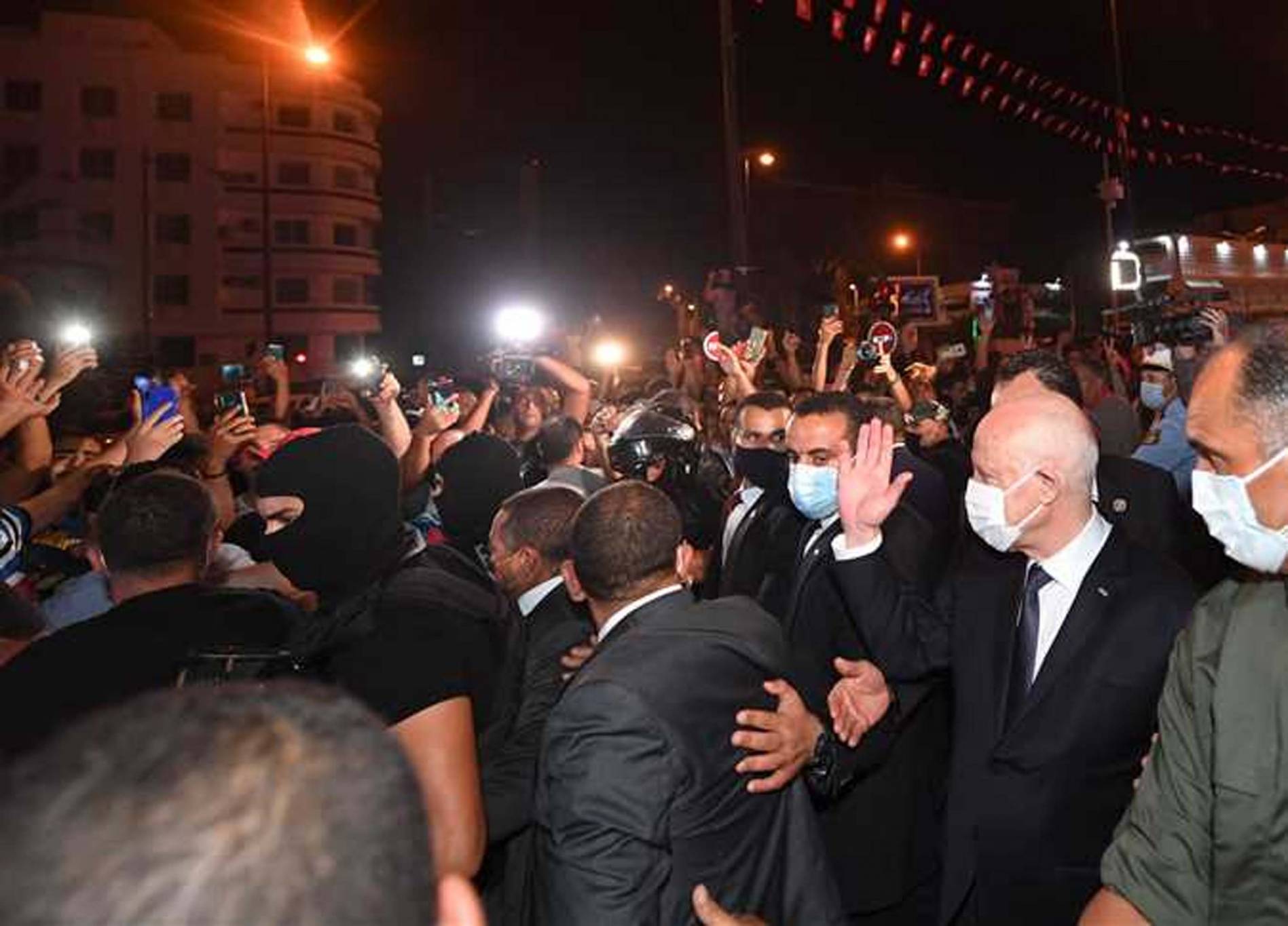 تونس: حركة تصحيحية يقودها الرئيس قيس سعيد
الجيش يحاصر البرلمان والمراكز الحكومية