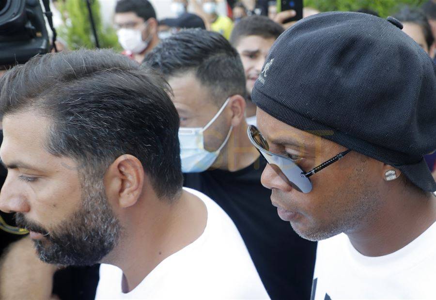إشكالٌ وتدافع خلال زيارة رونالدينو ومحافظ بيروت يتحرّك