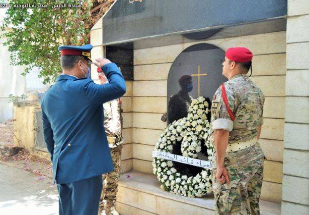 أكاليل من الزهر على أضرحة قادة الجيش السابقين