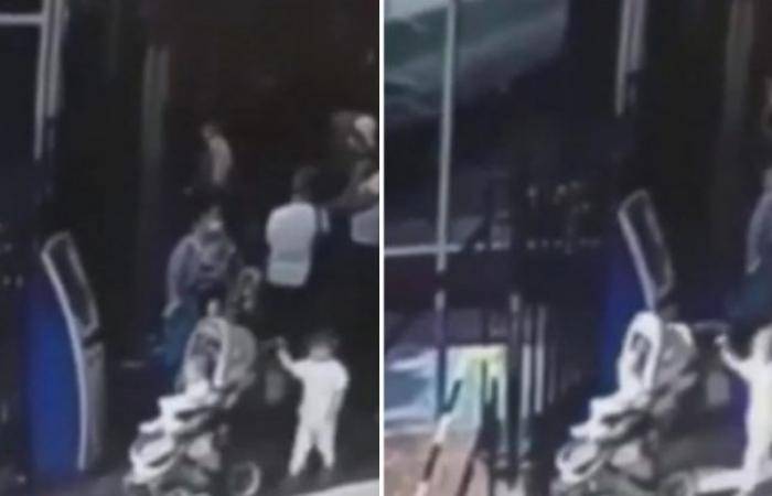لحظة سقوط طفلين من رصيف محطة قطارات