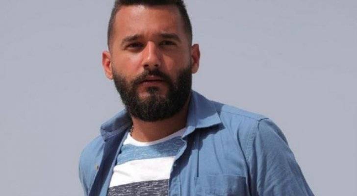 إيلي شمالي يغني "تحت التيني" على أنغام "البنت القوية" لتوصيف حالة الشباب المزرية