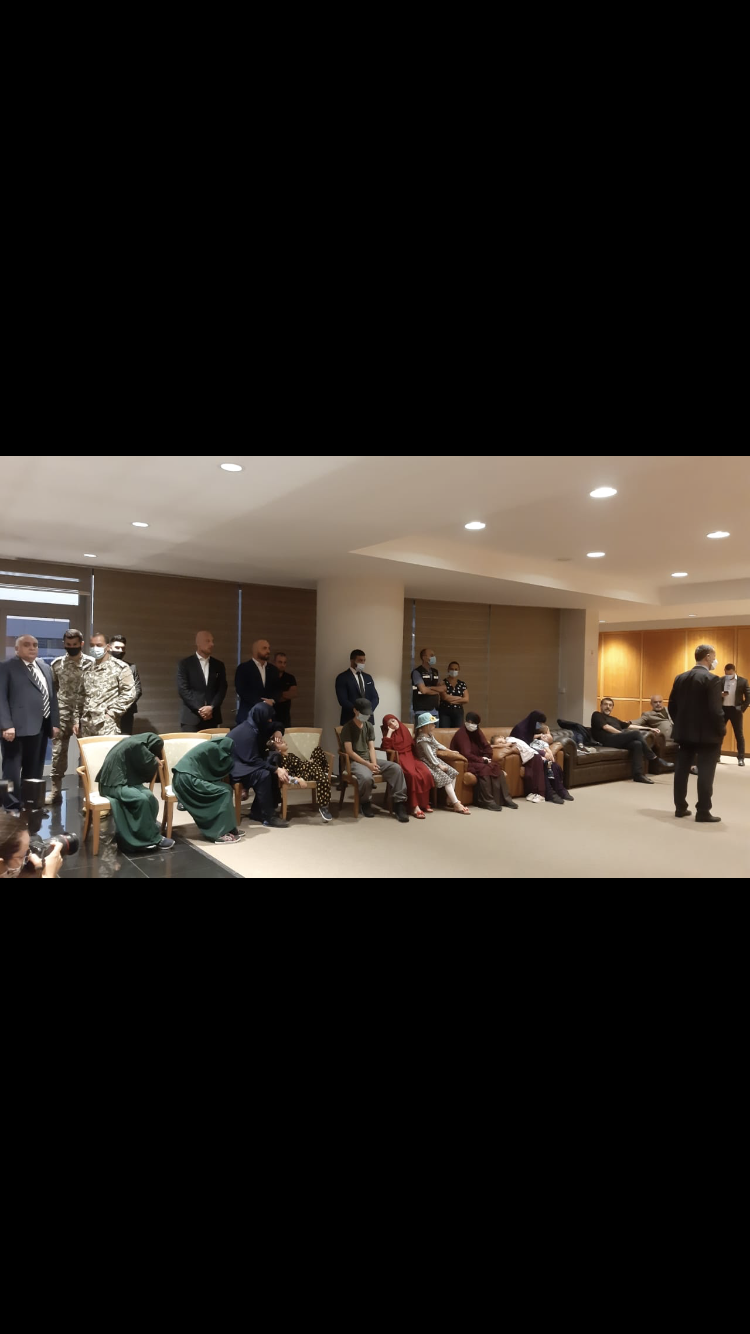 وصول عائلات البانية الى مطار بيروت بإشراف الامن العام