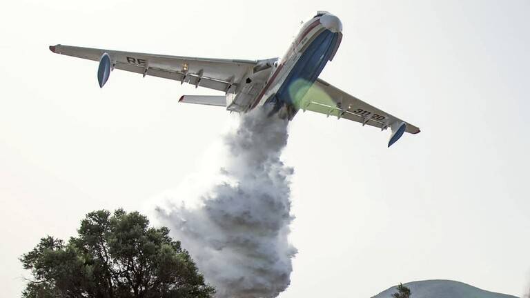 طائرة "بي-200" البرمائية الروسية تشارك بإطفاء الحرائق في غابات اليونان