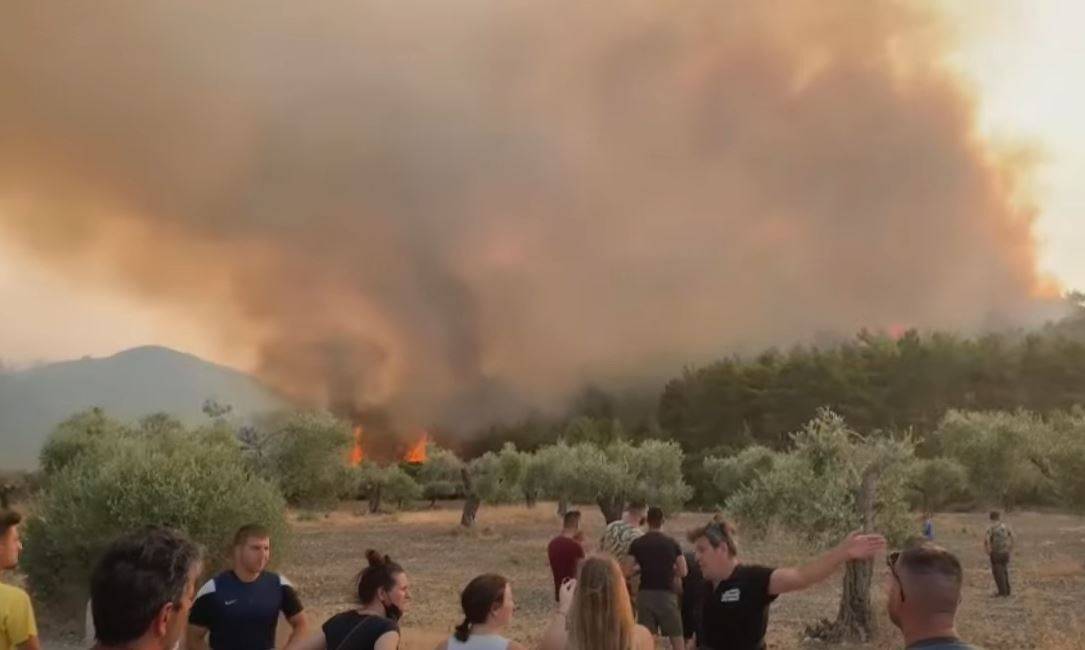الدخان الكثيف يحجب الشمس مع استمرار حرائق غـابات مهـولة تجـتاح جزيرة رودس اليونانية