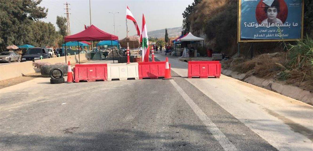 اقفال الأوتوستراد بالإتجاهين عند مفرق أنفة