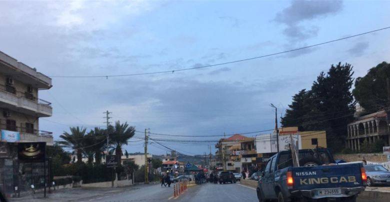 أصحاب مولدات قطعوا طريق عام الكورة