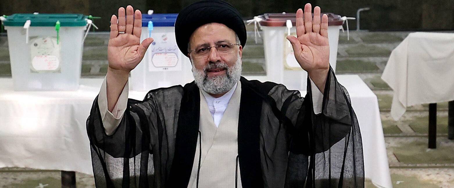 الرئيس الإيراني يلتقي شخصيات عربية