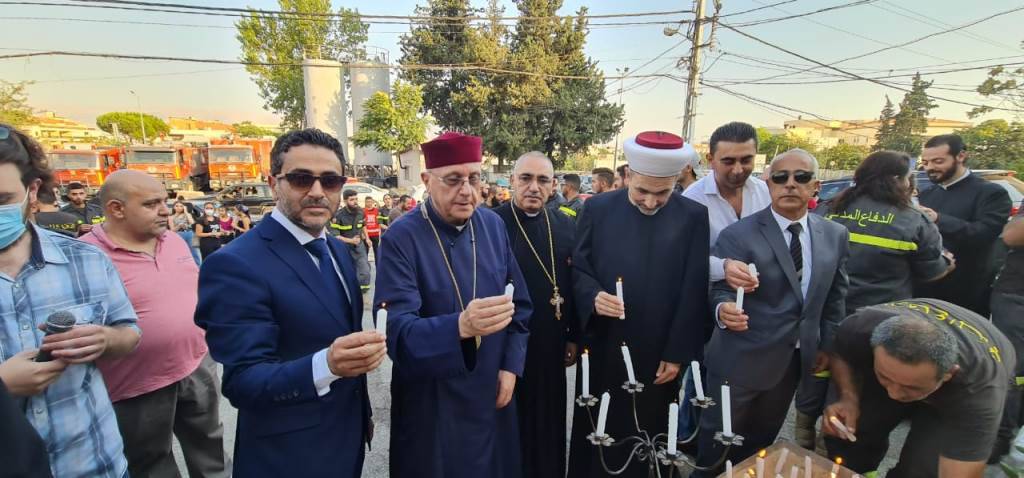 صلوات وإضاءة شموع في مركز الدفاع المدني في زحلة
